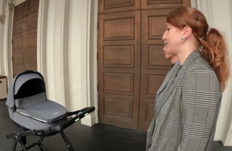 فازت بجائزة الابتكار.. تعرف إلى عربة الأطفال التي تقود نفسها على الطريق