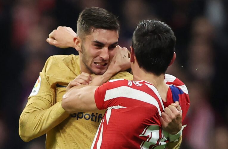 اشتبكا بالأيدي.. مشاجرة بين لاعبين من برشلونة وأتلتيكو مدريد تنتهي بطردهما