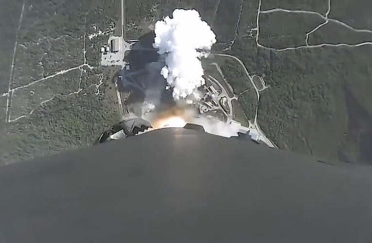 من لحظة الانطلاق إلى العودة.. كاميرا مثبتة توثق مسار رحلة مدهشة لصاروخ فالكون