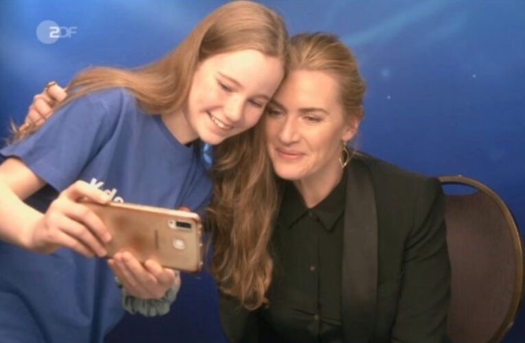 لحظة مؤثرة انتشرت سريعًا.. شاهد كيف شجعت بطلة “تيتانيك” طفلة مراسلة على إجراء حوار معها