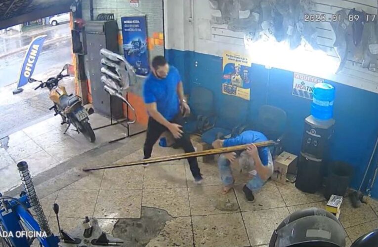 أصابه مرة في قدمه وأخرى في رأسه.. كاميرا ترصد حادثًا طريفًا لشاب ووالد زوجته