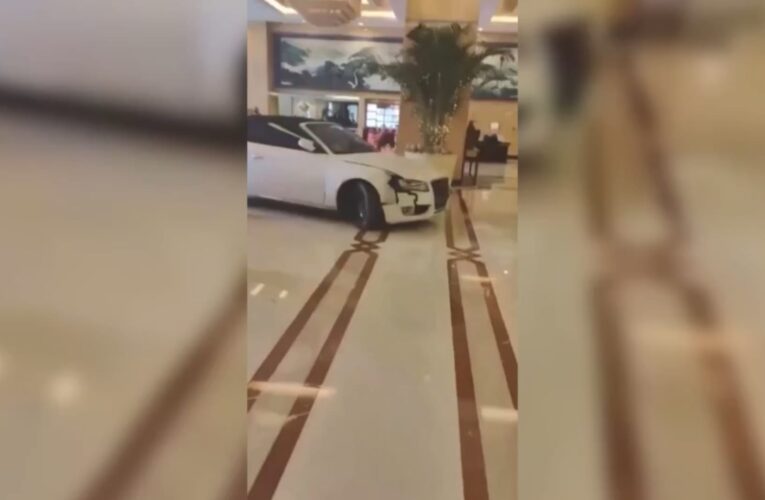 فيديو يظهر سيارة رياضية تقتحم بهو فندق فخم في شنغهاي.. شاهد السبب
