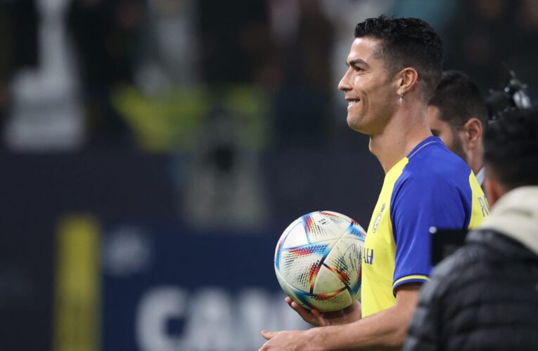 تركي آل الشيخ يمنح كريستيانو رونالدو شارة قيادة فريق نجوم النصر والهلال أمام رفاق ليونيل ميسي