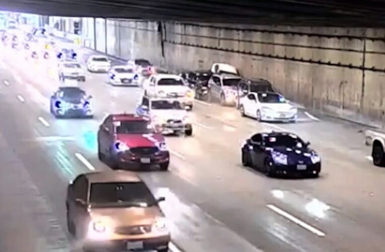 توقفت بشكل مفاجئ.. شاهد كيف تسبب نظام القيادة الذاتية في سيارة تسلا بحادث مروري وإصابات