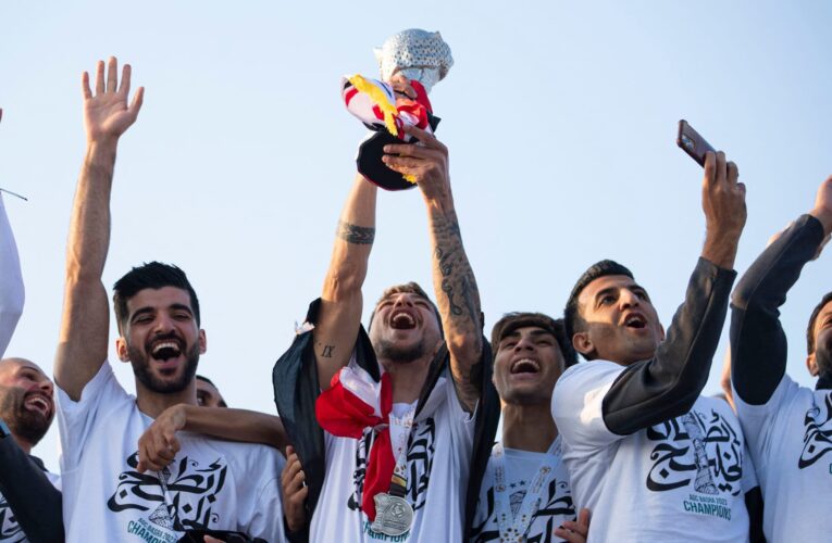 رفع صورة أبو مهدي المهندس في تكريم منتخب العراق يثير تفاعلا واسعا على تويتر.. ومغردون: دعم لميليشيات إيران