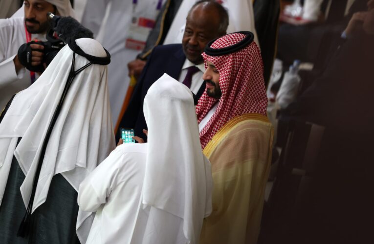 محمد بن سلمان يهنئ رئيس وزراء العراق بعد البطولة الناجحة.. هل استخدم مسمى “كأس الخليج العربي”؟