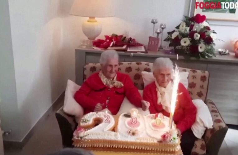 بكعكة عليها رقم 200.. شاهد كيف احتفلت شقيقتان توأم بعيد ميلادهما الـ100