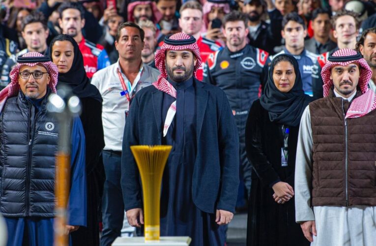 برفقة أمير قطر وولي عهد الأردن.. محمد بن سلمان يحضر سباق “فورمولا إي” 2023