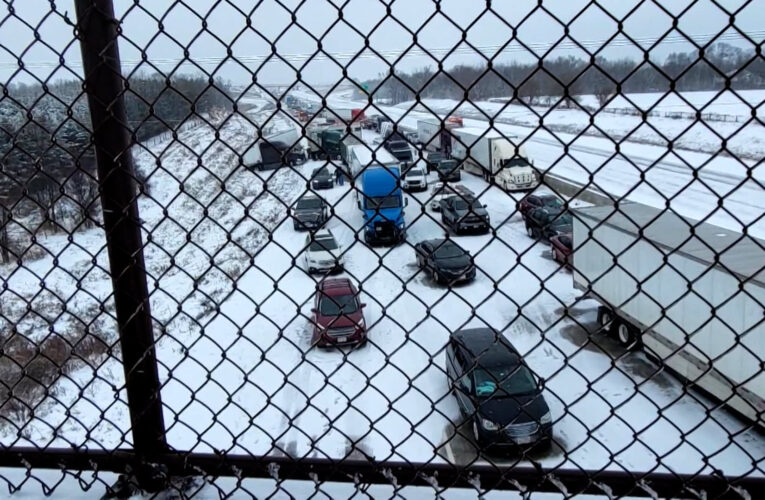 “اصطدام تلو آخر”.. شاهد تفاصيل حادث مروري بين عشرات المركبات في أمريكا