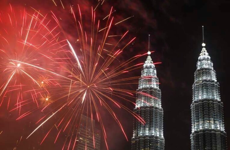 العالم يستقبل 2023 بالاحتفالات والألعاب النارية