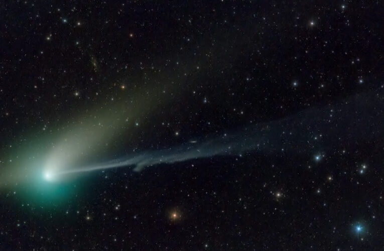 ظاهرة شديدة الندرة.. شاهد مرور مذنب يتوهج باللون الأخضر لم يظهر منذ 50 ألف عام
