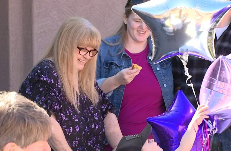 سيدة بعمر 60 عامًا تلتقي لأول مرة بعائلتها الأصلية.. شاهد رد فعلهم