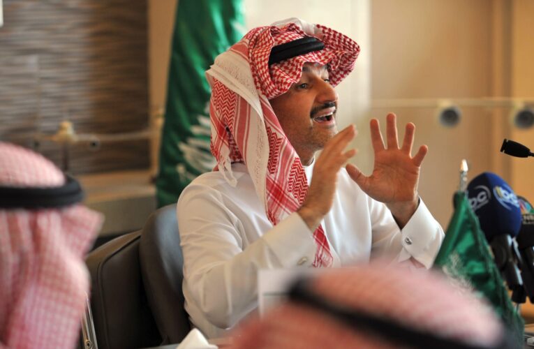 مليون ريال من الوليد بن طلال لكل لاعب بالهلال وتعهد بجائزة إذا فازوا بكأس العالم للأندية