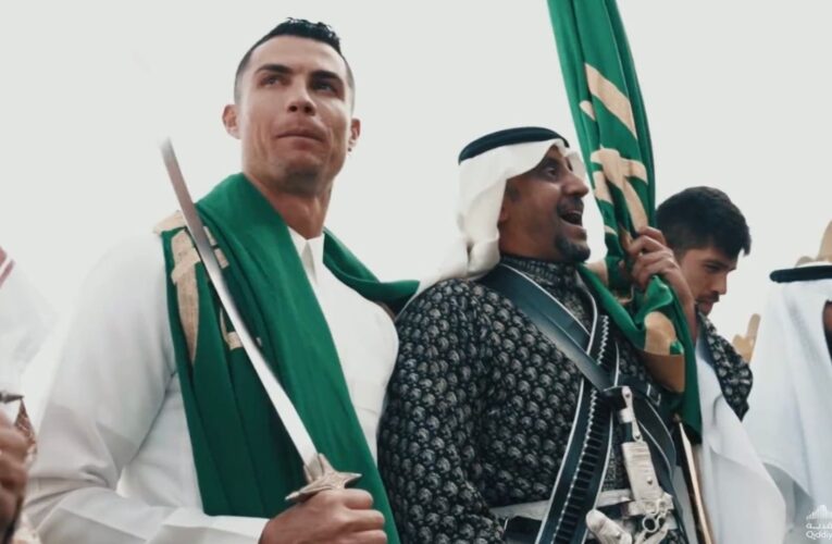 في ذكرى يوم تأسيس المملكة.. كريستيانو رونالدو يثير تفاعلا بارتدائه الثوب السعودي