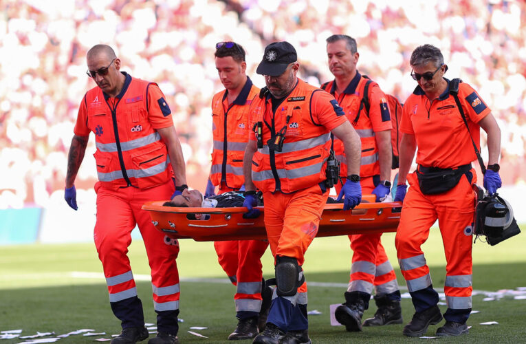 وسط تصفيق الجماهير.. الحارس ياسين بونو يغادر الملعب بعد إصابة خطرة