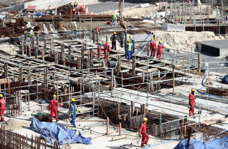 عريضة بمليون توقيع.. جماعات حقوقية تطالب بتعويض العمال المتضررين في كأس العالم في قطر