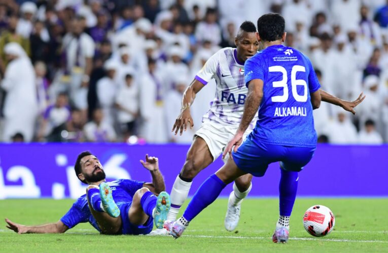 واقعة طريفة في الدوري الإماراتي.. حكم يعيق مهاجم ولاعبون يطالبونه بإنذار نفسه