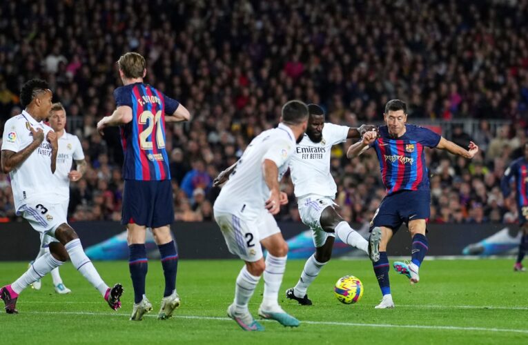 عرض زواج يخطف الأنظار في الكلاسيكو بين برشلونة وريال مدريد