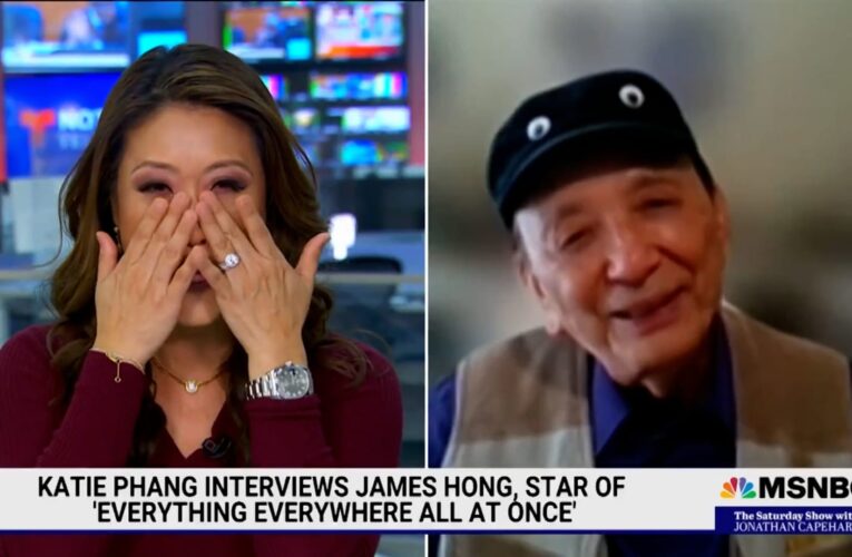 ممثل يدفع مذيعة إلى البكاء في بث مباشر.. ماذا قال لها؟