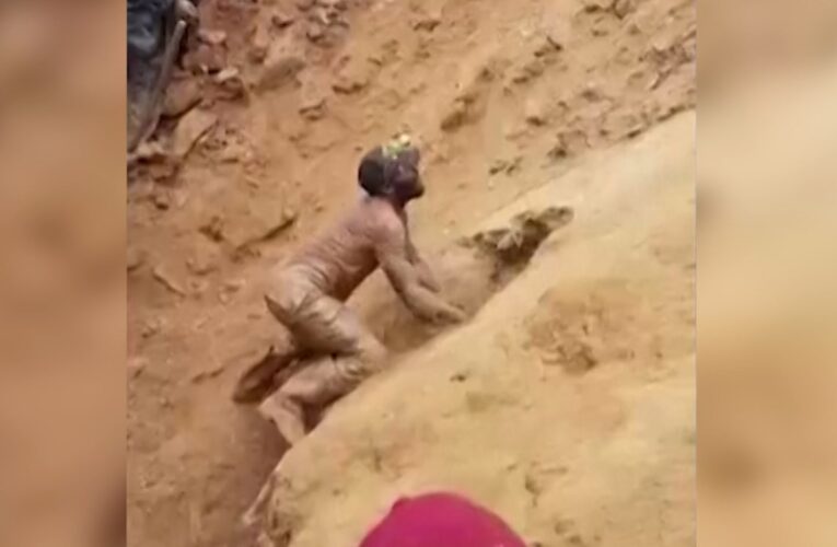 بأيد عارية ودون معدات.. شاهد كيف أنقد عامل زملائه من انهيار منجم ذهب