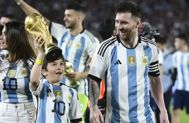 يلعب “الكيرم”.. تفاعل على صور عفوية لميسي وعائلته في السعودية