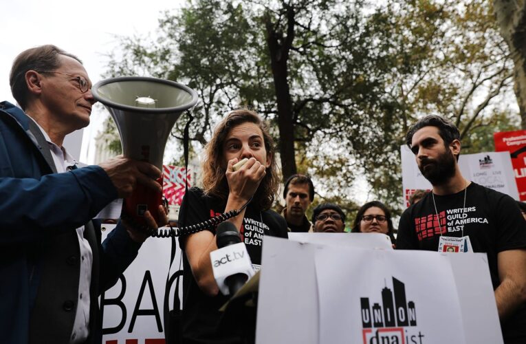 بعضهم في هوليوود.. أكثر من 11ألف كاتب أمريكي يتأهبون للدخول في إضراب للمطالبة بزيادة الأجور