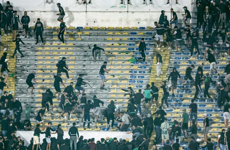 “كاف” يدين سلوك مشجعين بعد وفاة سيدة قبل مباراة الأهلي والرجاء المغربي