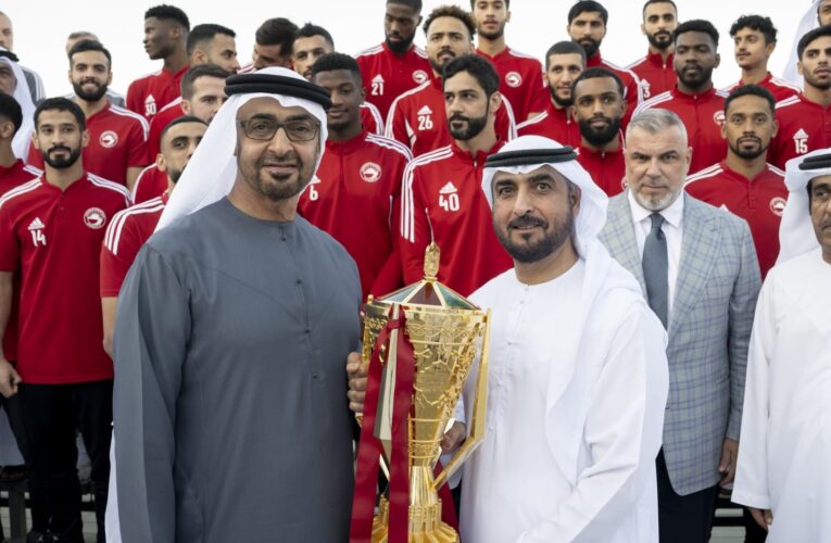 تفاعل مع استقبال محمد بن زايد لفريق الشارقة بعد فوزه بلقب الكأس.. كيف جاءت التعليقات؟