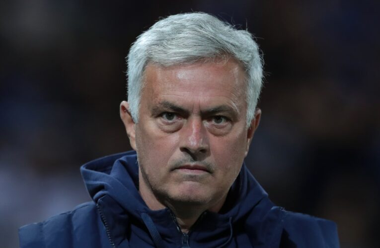 مورينيو يدخل إلى الملعب بميكروفون ويُعلق: لست غبيا.. أردت حماية نفسي من الحكم