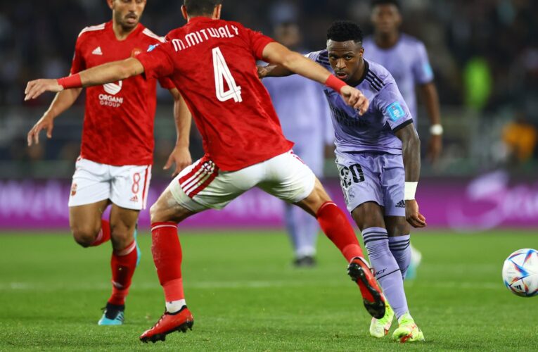 سقوط محمود متولي بشكل مفاجئ بعد مباراة السوبر.. وأحمد قندوسي يطوف الملعب به بعد استفاقته