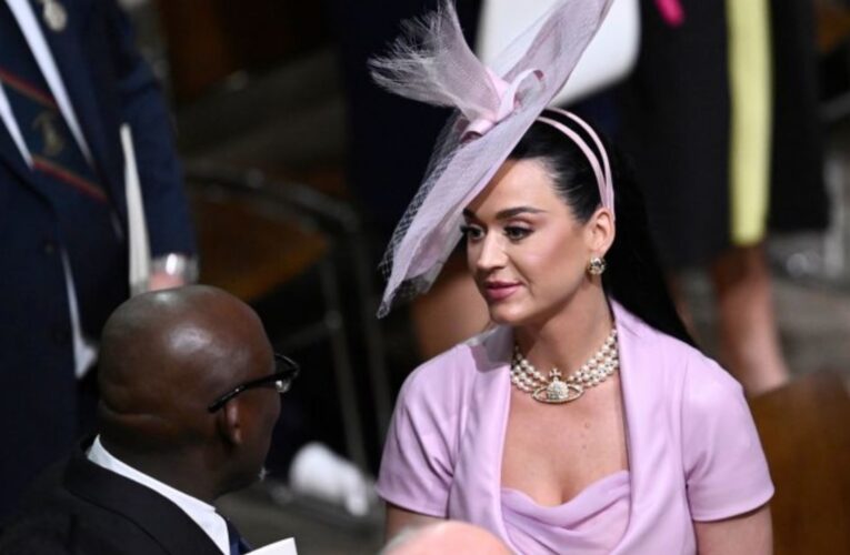 أضاعت مقعدها.. شاهد كاتي بيري في موقف مربك أثناء مراسم تتويج الملك تشارلز