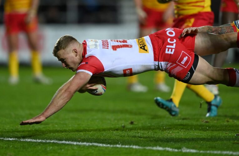 ثور هائج يقتحم ملعبًا ويحدث فوضى قبيل مباراة للرغبي في فرنسا.. ماذا فعل اللاعبون؟