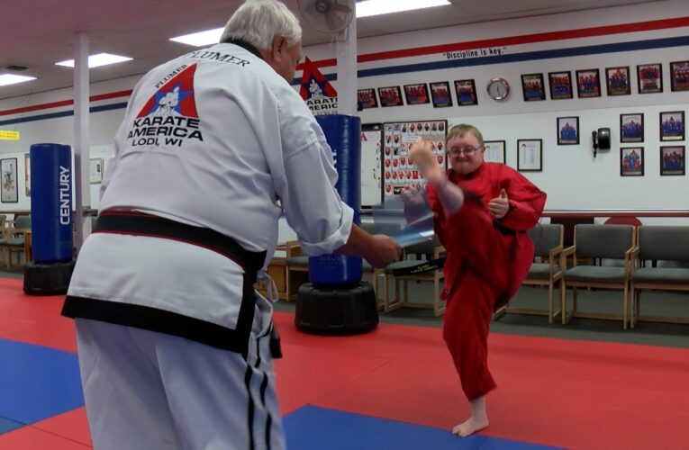 لم يسمح للمرض أن يعيقه.. شاب مصاب بمتلازمة داون يكافح لتحقيق حلمه