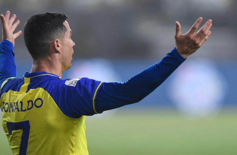 السعودية.. كريستيانو رونالدو يشكو من سوء أرض الملعب ومغردون يعلقون