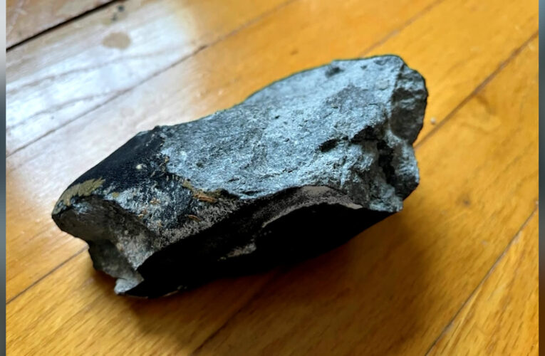 اخترق السقف واستقر في غرفة النوم.. سقوط نادر لما يبدو أنه نيزك على منزل بأمريكا