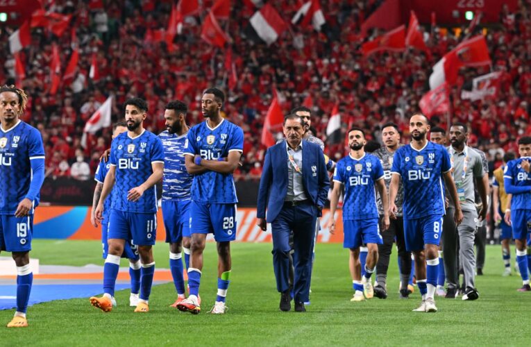 “إرفع راسك وأنا أكلمك”.. تفاعل على حديث فهد المفرج للاعبي الهلال بين شوطي نهائي كأس الملك