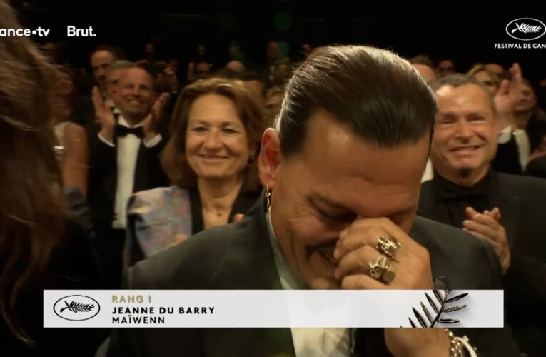 غالبته الدموع.. شاهد كيف تأثر الممثل جوني ديب بعد تصفيق حار له بمهرجان كان السينمائي