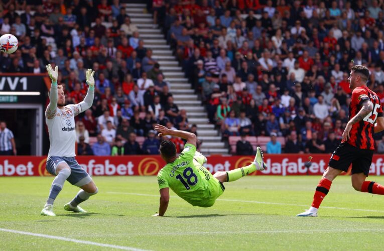 كاسيميرو يخطف الأنظار بـ “مقصية عالمية” في الدوري الإنجليزي الممتاز