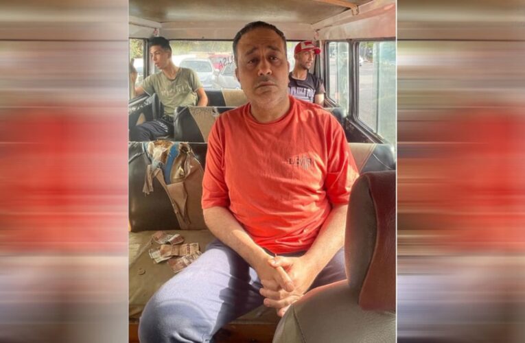 مصر.. الفنان خالد سرحان يثير ضجة بصورة بـ”ميكروباص” بعد جدل صورة محمد رمضان وحزم الدولارات