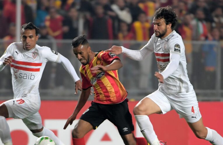 الدوري المصري.. مدافع الزمالك السابق ينفجر غضبًا ويحطم كاميرا مصور المباراة بعد طرده