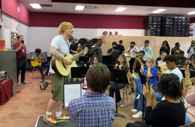 بدأ بعضهم بالبكاء.. شاهد رد فعل طلاب عند رؤيتهم المغني الشهير إد شيران