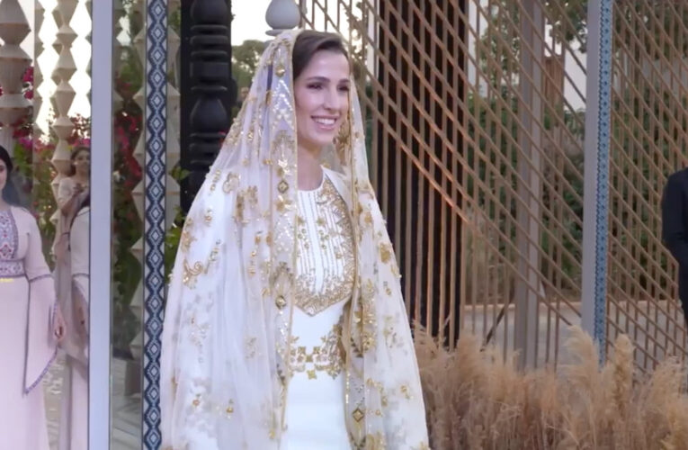 كتابات ورسوم على فستان السعودية رجوة آل سيف بحفل الحناء بالأردن يثير تفاعلا.. اليكم ما قاله مغردون