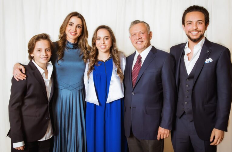 “مش ملحقة على الأولاد”.. الملكة رانيا تنشر صور حفل تخرج الأمير هاشم وولي العهد يعلق