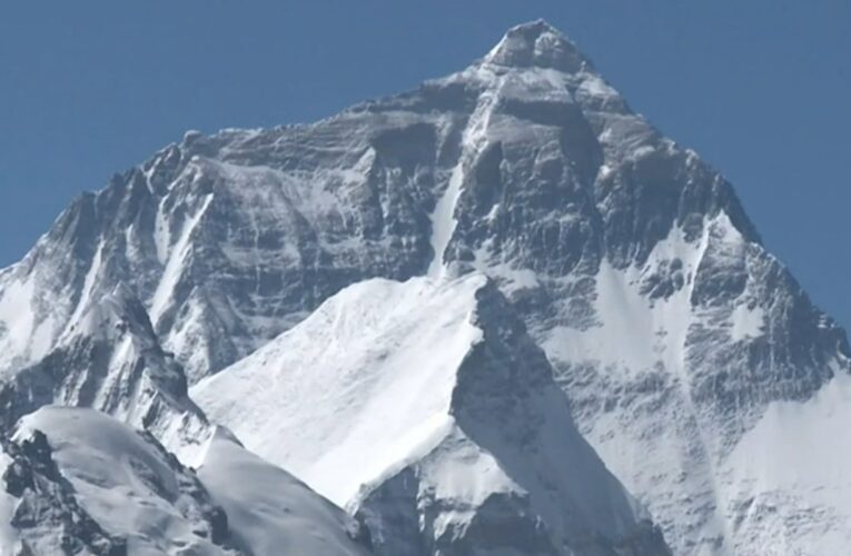 أكثر مما فعله أي متسلق جبال في العالم.. نيبالي يحطم الرقم القياسي بتسلق “إيفرست” 28 مرة