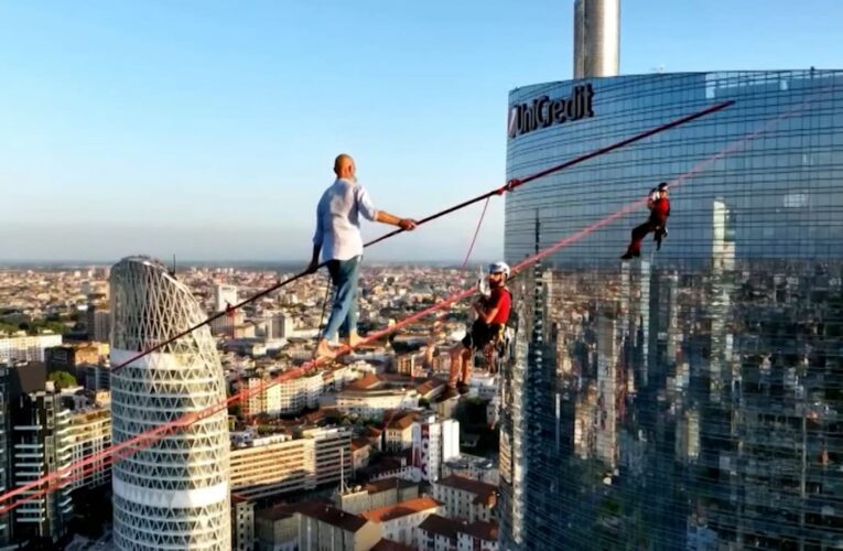 مغامر يحطم الرقم القياسي لأعلى مشية على الحبل المشدود.. شاهد ما فعله