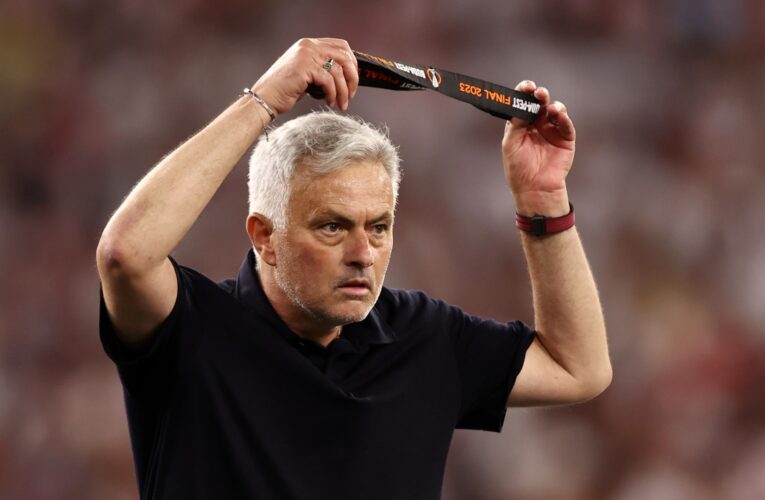 بعد خسارته نهائي الدوري الأوروبي.. مورينيو يرمي ميداليته لأحد المشجعين ويعلّق: “نشعر بالموت”