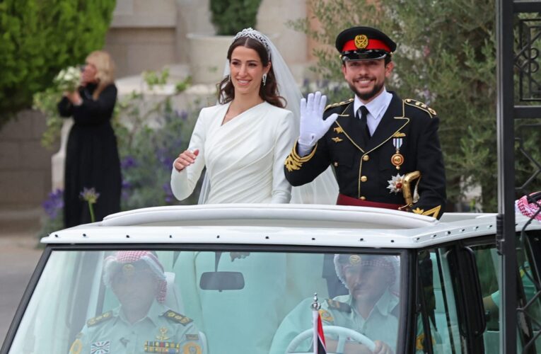 أول صورة وتعليق ينشرهما ولي عهد الأردن بعد زواجه.. إليكم ما قاله