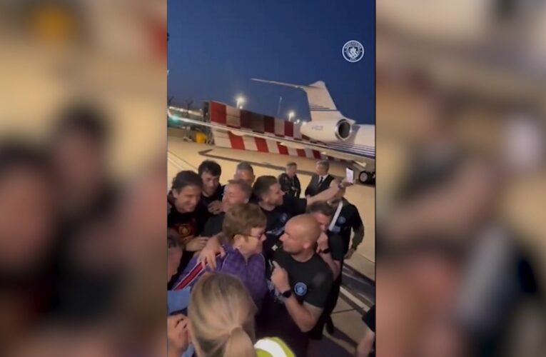 شاهد رد فعل لاعبي مانشستر سيتي عندما تفاجأوا بالمغني إلتون جون في المطار