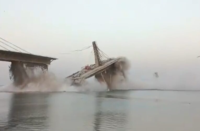 للمرة الثانية في عامين.. لحظة حدوث انهيار جزئي مفاجىء لجسر في الهند