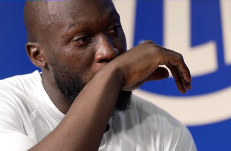 انهار باكيًا.. لوكاكو يوجه تحية عاطفية لجده ويتحدث عن صعوده من الفقر لنهائي دوري أبطال أوروبا